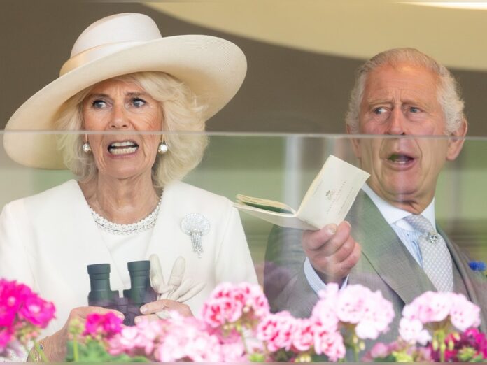 Königin Camilla und König Charles III. mit gespannten Gesichtern auf der Tribüne beim traditionellen Pferderennen Royal Ascot.