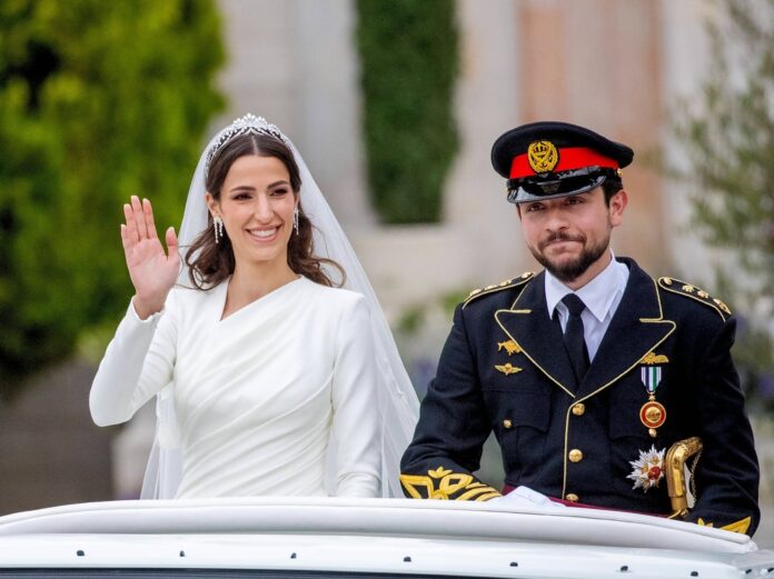 Kronprinz Hussein bin Abdullah und Rajwa Khalid Alseif zeigten sich nach ihrer Eheschließung dem jordanischen Volk.