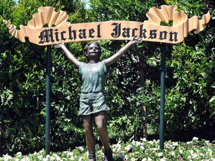 Eine der Statuen in Michael Jacksons Neverland Ranch