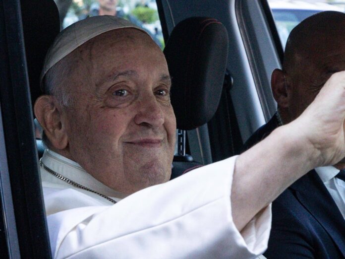 Papst Franziskus beim Verlassen des Krankenhauses in Rom.