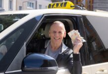 Ab Herbst 2023 im TV: Thomas Hackenberg steigt wieder als Taxi-Fahrer und Quiz-Master ins Auto.
