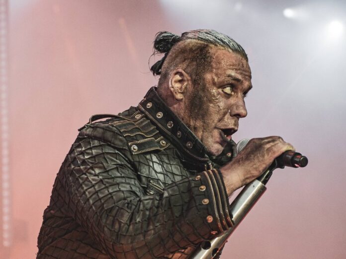 Rammstein-Sänger Till Lindemann während eines Auftritts.