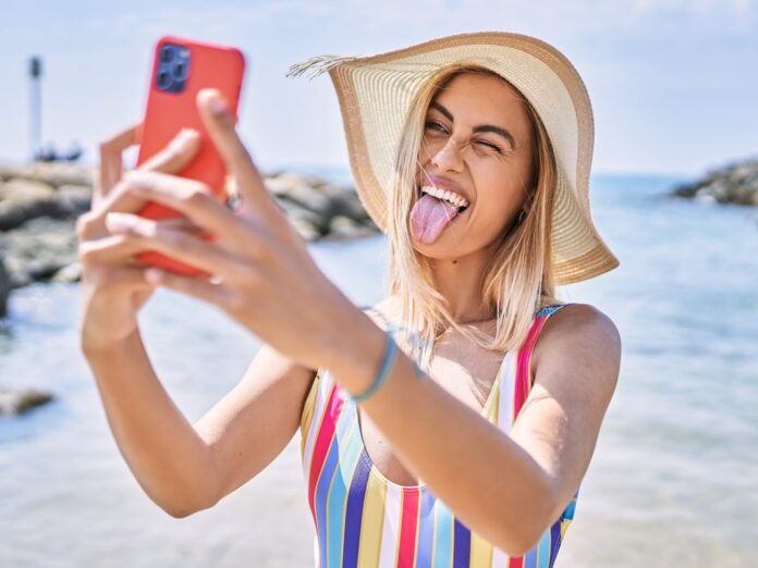Viele Menschen würden lieber ohne Freunde als ohne Smartphone in den Urlaub fahren.