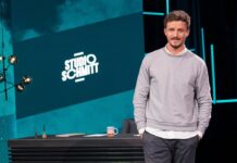 Tommi Schmitt verabschiedet sich von seiner ZDFneo-Show "Studio Schmitt".