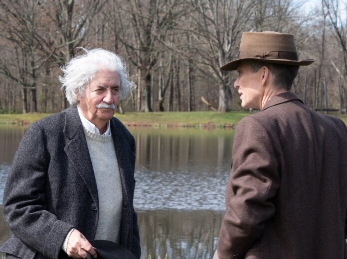 Cillian Murphy (r.) als J. Robert Oppenheimer mit Bill Conti als Albert Einstein.