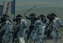 Joaquin Phoenix (M.) reitet als Napoleon in die Schlacht.