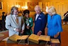 Charles und Camilla bestaunten eine Kopie von Shakespeares erster Gesamtausgabe