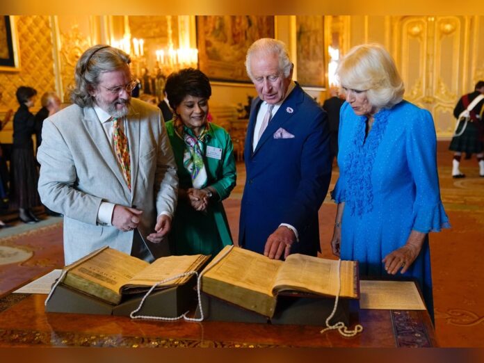 Charles und Camilla bestaunten eine Kopie von Shakespeares erster Gesamtausgabe