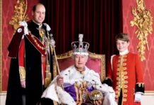Der Tradition verpflichtet: Auf dem offiziellen Bild des Königshauses nach Charles' Krönung lächelt George neben seinem Vater und Großvater.