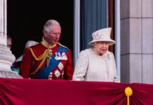 2019 zeigten sich Charles und seine Mutter anlässlich "Trooping the Colour" gemeinsam auf dem Balkon des Buckingham Palastes. Nun soll er einige ihrer Erinnerungsstücke weggeräumt haben.