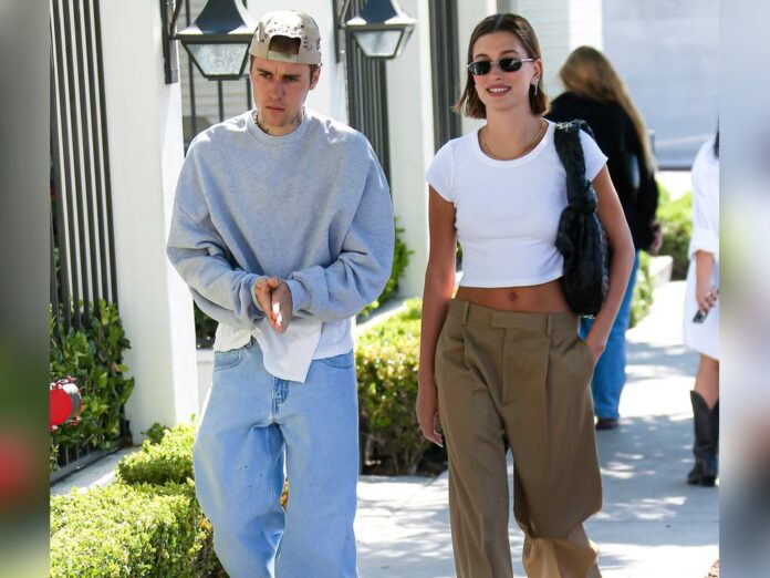 Hailey Bieber ist eine der Trendsetterinnen: Ihr Alltagslook besteht aus Statement-Hose und bauchfreiem Top.