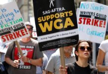 Streikende Mitglieder der SAG-AFTRA und der WGA in New York.