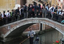 Nicht nur in der berühmten Lagunenstadt Venedig drängen sich die Touristen dicht an dicht.