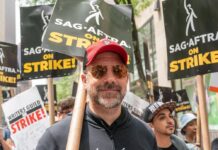 Schauspieler Jason Sudeikis demonstrierte in New York vor dem Rockefeller Center.