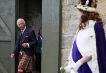 König Charles III. bei einem Besuch des Kinneil House in Bo'ness.