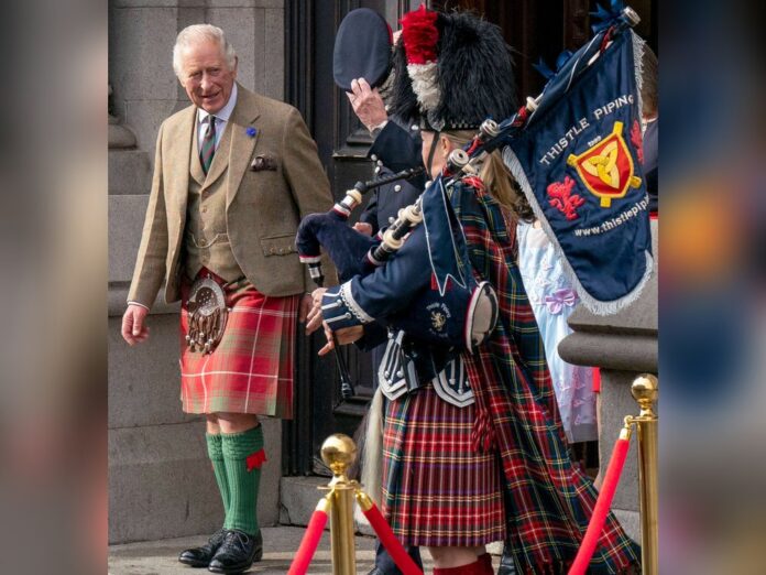 König Charles trägt gerne Kilt.