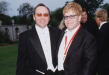 Kevin Spacey (l.) und Elton John auf dem "White Tie and Tiara Ball" im Sommer 2001.