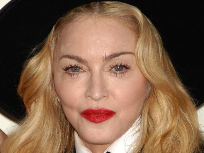 Fans waren in großer Sorge um Madonna: Jetzt kann die Sängerin schon wieder spazieren gehen.