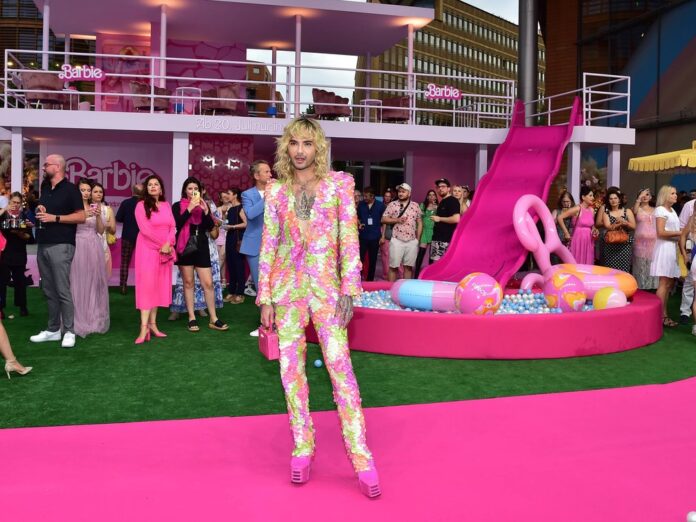 Bill Kaulitz posierte in seinem Barbie-Outfit vor dem aufgebauten Traumhaus.