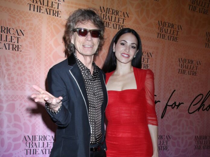 In New York zeigten sich Mick Jagger und Melanie Hamrick am 22. Juni total verliebt. Auf der Veranstaltung soll sie die Verlobung ausgeplaudert haben.