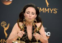 Die TV-Stars wie hier Julia Louis-Dreyfus müssen länger auf ihre Emmy-Trophäen warten.
