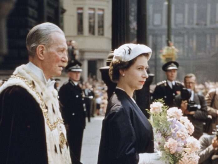 Die bodenständige Wahl ihrer Garderobe sorgte beim Schottland-Besuch von Queen Elizabeth II. für kritische Stimmen.