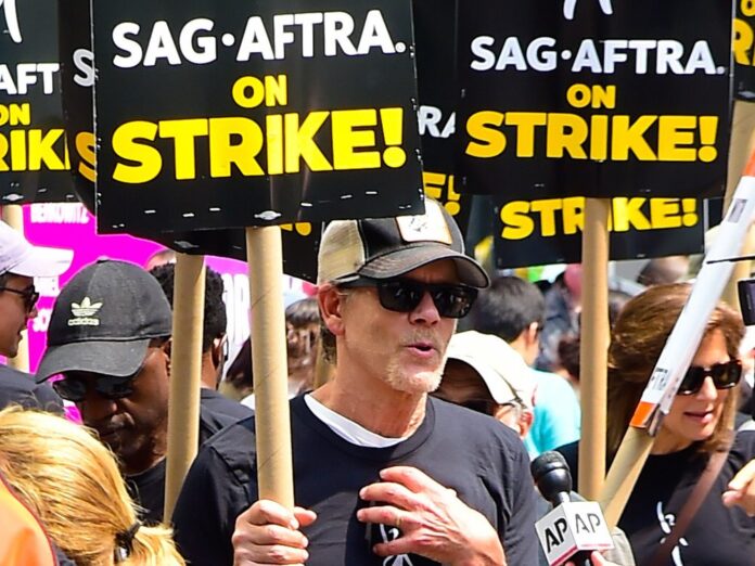 Kevin Bacon schloss sich dem Streik in New York City an.