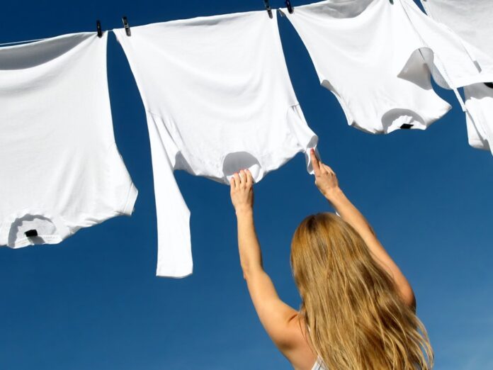 Viele Menschen lüften ihre Kleidung statt sie zu waschen.
