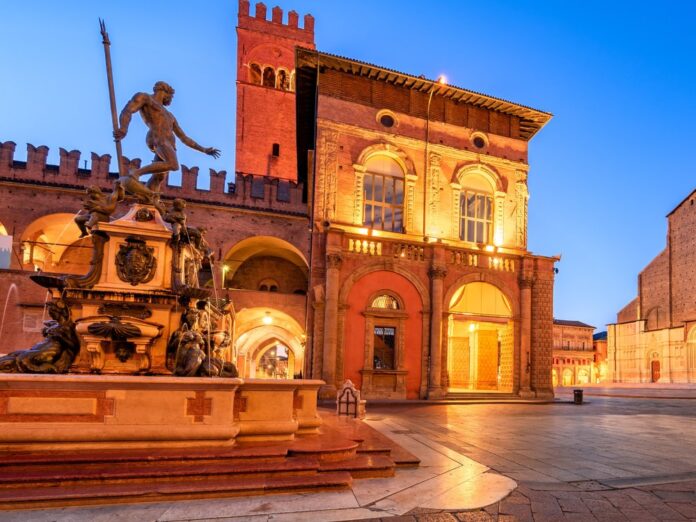 Der berühmte Neptunbrunnen auf der Piazza Maggiore in Bologna.