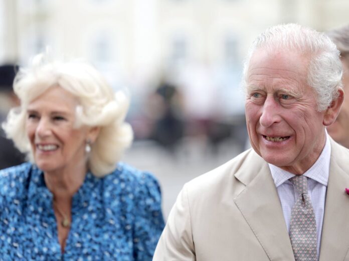 König Charles III. und seine Ehefrau Camilla werden bald ihre Sommerferien in Schottland verbringen - allerdings anders als Queen Elisabeth.