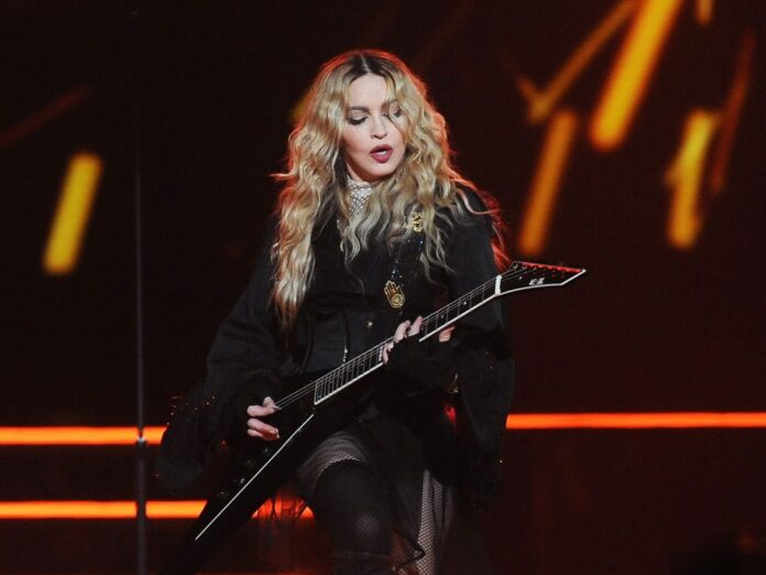 Madonna bei einem Auftritt vor mehreren Jahren. Derzeit ruht sie sich noch aus und steht nicht selbst auf der Bühne.