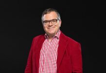 Elton streift jetzt für RTL sein rotes "Blamieren oder kassieren"-Sakko über.