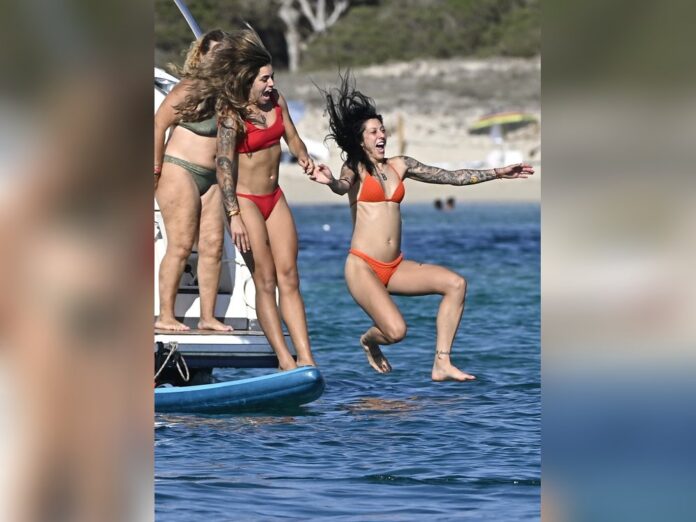 Und rein ins kühle Wasser: So fröhlich planschten die spanischen Fußball-Weltmeisterinnen vor Ibiza.