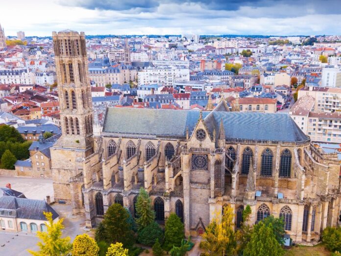Die spektakuläre gotische Kathedrale Saint-Étienne ist nur ein guter Grund