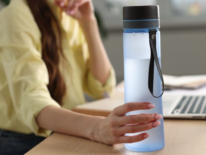 Viele Menschen füllen wiederverwendbare Flaschen mit Leitungswasser auf.