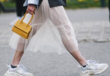 Der TikTok-Trend namens Wrong Shoe Theory sorgt für Stilbrüche im Outfit und somit für ganz besondere Looks.