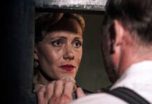 "Das Boot": Bettina Gruber (Anna Schudt) darf ihren Ehemann Victor Gruber (Johann von Bülow) im Gefängnis besuchen.