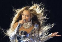 Tausende Fans folgten Beyoncés Geburtstags-Dresscode und kamen ebenfalls ganz in Silber.