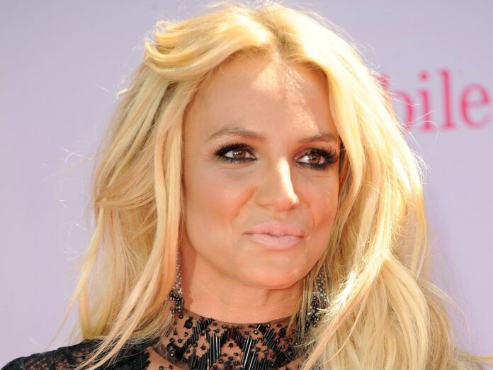 Britney Spears hat einen Messer-Tanz performt.