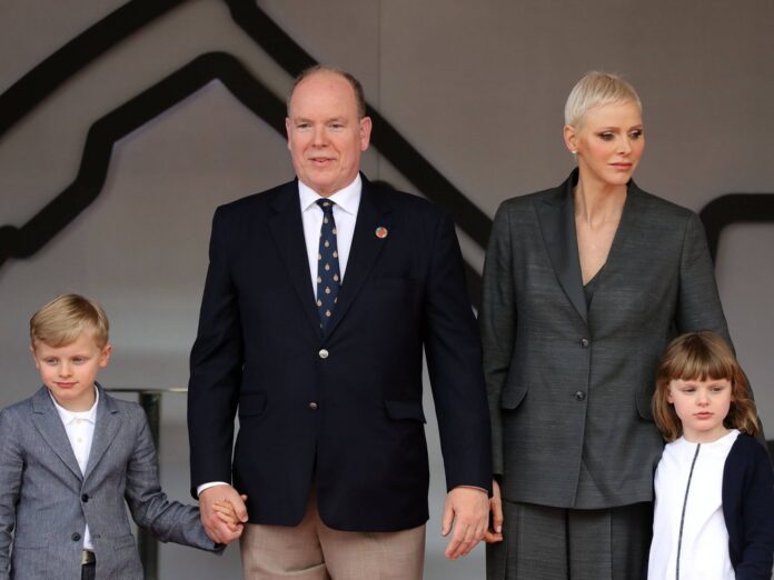 Fürst Albert und Fürstin Charlène von Monaco mit ihren Kindern Jacques und Gabriella.