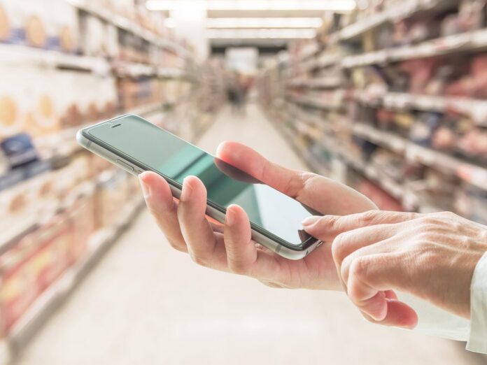 Jeden Tag bezahlen Tausende Menschen im Supermarkt mit ihren Smartphones an der Kasse.