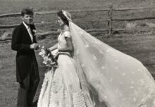 Jacqueline Lee Bouvier und John F. Kennedy an ihrem Hochzeitstag.