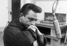 Johnny Cash im Jahr 1959 während einer Session im Tonstudio.
