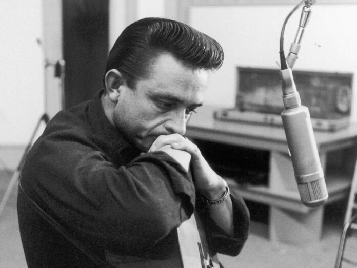 Johnny Cash im Jahr 1959 während einer Session im Tonstudio.