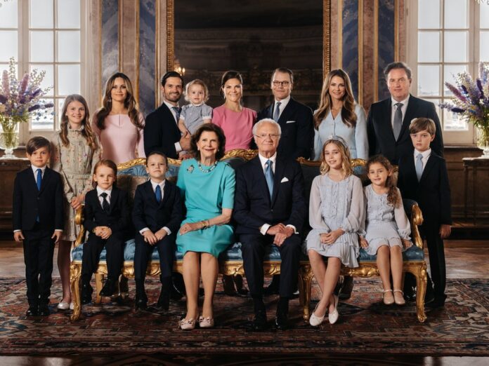 König Carl Gustaf und Königin Silvia inmitten ihrer großen Familie.