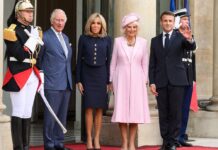 Emmanuel Macron (r.) empfängt König Charles III. in Paris - dazwischen nehmen die Gattinnen Stellung: Königin Camilla (r.) und Brigitte Macron.