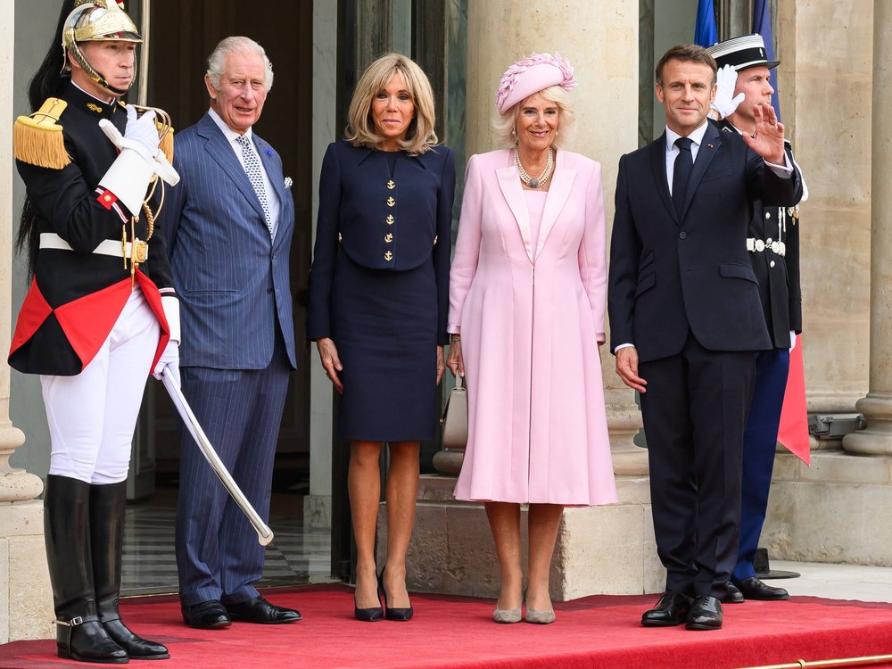 Emmanuel Macron (r.) empfängt König Charles III. in Paris - dazwischen nehmen die Gattinnen Stellung: Königin Camilla (r.) und Brigitte Macron.