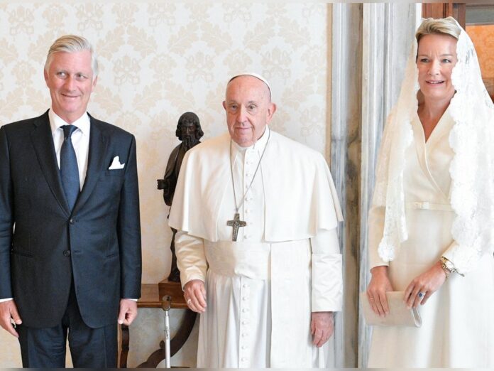 Papst Franziskus mit dem belgischen Königspaar Philippe und Mathilde. Als Katholikin trägt die Königin ein weißes Kleid und einen weißen Schleier.