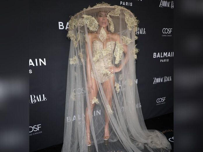 Kate Beckinsale zeigte sich beim Zodiac Ball in Los Angeles ganz in Gold.
