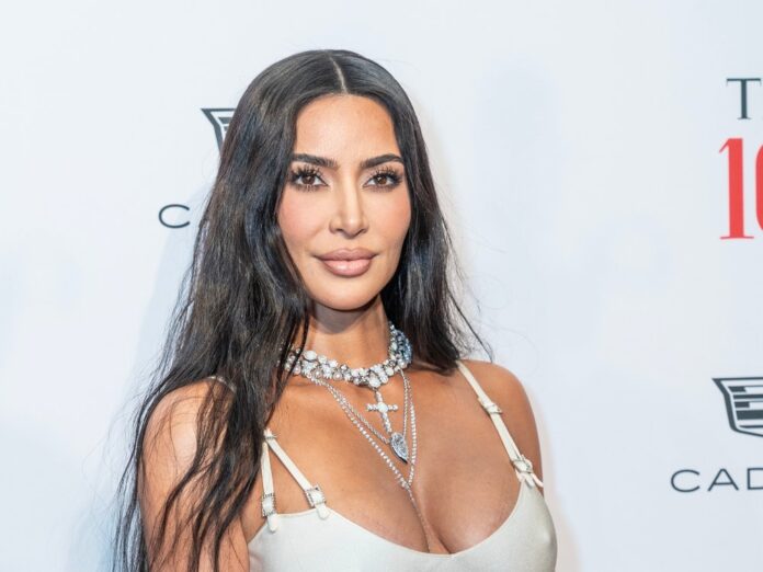 Kim Kardashian hat sich für ein Shooting besonders verwandelt.